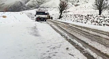 Yoğun karda araçlar yolda mahsur kaldı