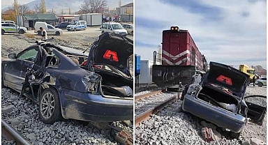 Yük treni otomobile çarptı! Mucize kurtuluş...