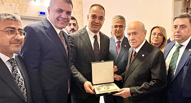 Yurdagül'den Bahçeli'ye hediye tarihi saat