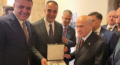 Yurdagül’den Bahçeli’ye hediye tarihi saat