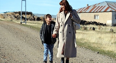 Zorlu mezrada büyük fedakârlık: Tek öğrencisine ders yapıyor