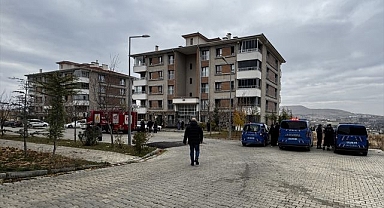 4 katlı bina dumanlara teslim oldu