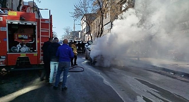 Alev alan otomobil kullanılamaz hale geldi