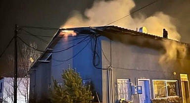 Alevler bir anda sardı! Çatı yangını paniğe neden oldu!