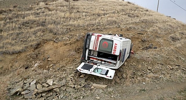 Ambulans şarampole devrildi!