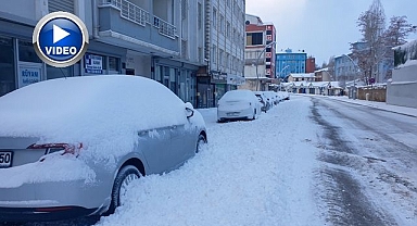 Araçlar kara gömüldü