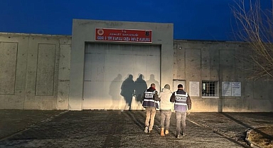 Aranan şahıs hudutta yakayı ele verdi