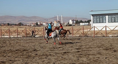 Ata sporu atlı cirit yaşatılıyor