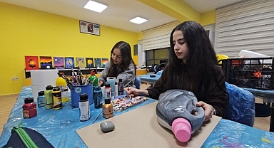 Atıklar sanat malzemesine dönüştürüyorlar