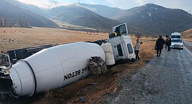 Beton mikseri şarampole devrildi!