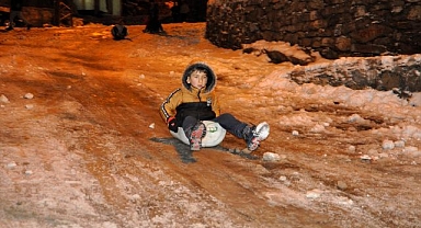 Bidonlarla kayarak karın tadını çıkardılar