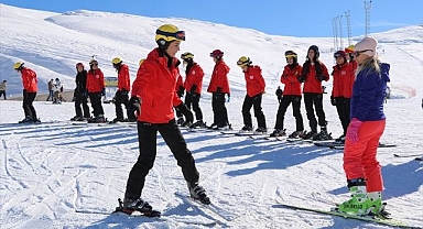 8 bin öğrenci kayakla tanıştı
