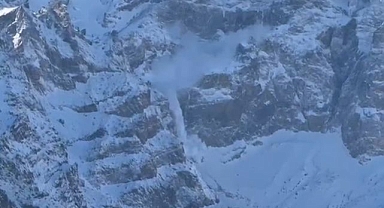 Büyük bir gürültüyle koptu! Korkunç anları dağcılar görüntüledi