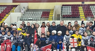 Buzda dostluk rüzgarı esti   