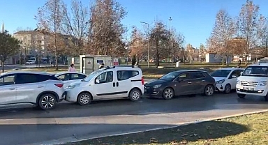 Buzlanma kazayı beraberinde getirdi! 6 araç birbirine girdi 