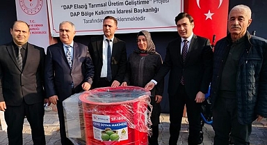 Çiftçilere ceviz soyma makinesi dağıtıldı