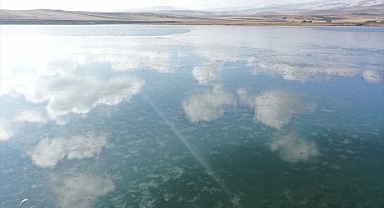 Çıldır Gölü'nün yüzeyi donmaya başladı