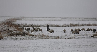 Kara yakalanan çobanlar  zor anlar yaşadı