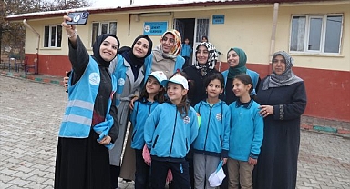 Depremzede kadınlardan öğrencilere atkı desteği