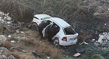 Devrilen otomobilden sağ çıkamadı!