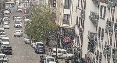 Dolu yağışı şehri beyaza bürüdü