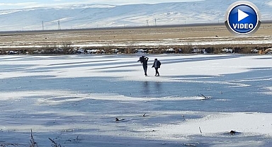 Donan nehir üzerinde yürüyüş heyecanı