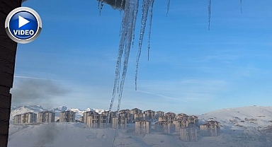 Dondurucu soğuklar başladı! Buz sarkıtları 3 metreyi aştı 