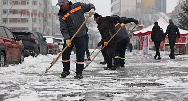 Erzurum Büyükşehir'den karla mücadele