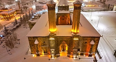 Erzurum'da beyaza bürünen tarihi yapılar büyüledi