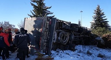 Erzurum'da hızını alamayan kamyon refüje çıkıp devrildi!