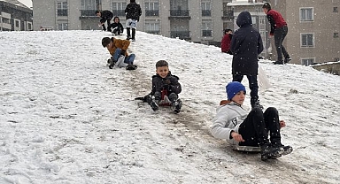 Erzurum'da yağan kar çocuklara yaradı