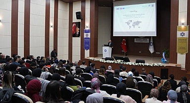 ETÜ'de insani yardım ağları ve gençliğin rolü konuşuldu