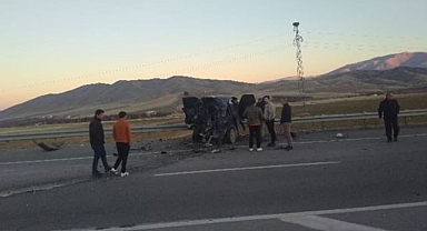 Feci kazada araç hurdaya döndü! Canlarını zor kurtardılar