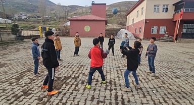 Geleneksel oyunları oynayarak eğlendiler