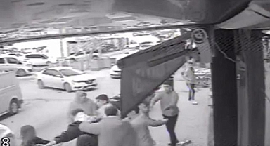 Genç kızları rahatsız ettiler! Kavga büyüyünce...