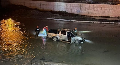 Göçmenleri taşıyan pikap nehre uçtu