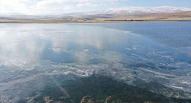 Göl yüzeyi donmaya yüz tuttu