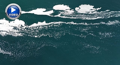 Gölün yüzünü köpükler kapladı! Bakın sebebi neymiş...