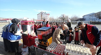 Gönüllü gençler miniklerin yüzünü güldürdü