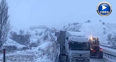 Görüntüler Aşkale'den... Kayan tırlar yolu kapattı!