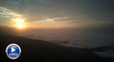 Gün doğumu izleyenlere görsel şölen sundu