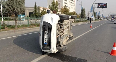 Hafif ticari araç ile otomobil çarpıştı