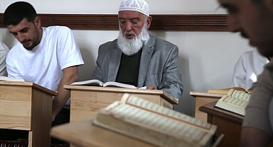 Hafız hoca gençlerle ezberde! 