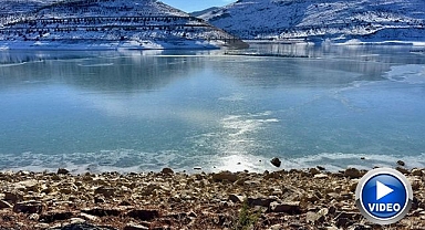 Hava sıcaklığı eksileri gördü! Gölet buz tuttu