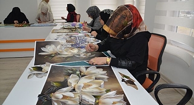 Hem meslek öğreniyor hem para kazanıyorlar