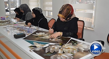 Hem meslek öğreniyor hem para kazanıyorlar