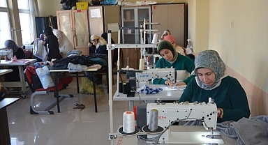 İhtiyaç sahibi çocuklara kıyafet dikiyorlar