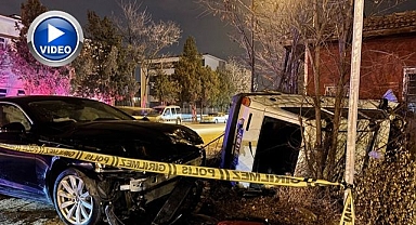 İki araç birbirine girdi!   