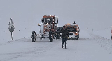 İlçe yolu trafiğe kapatıldı