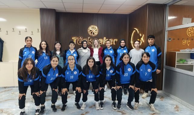 Kadın futbol takımına moral yemeği